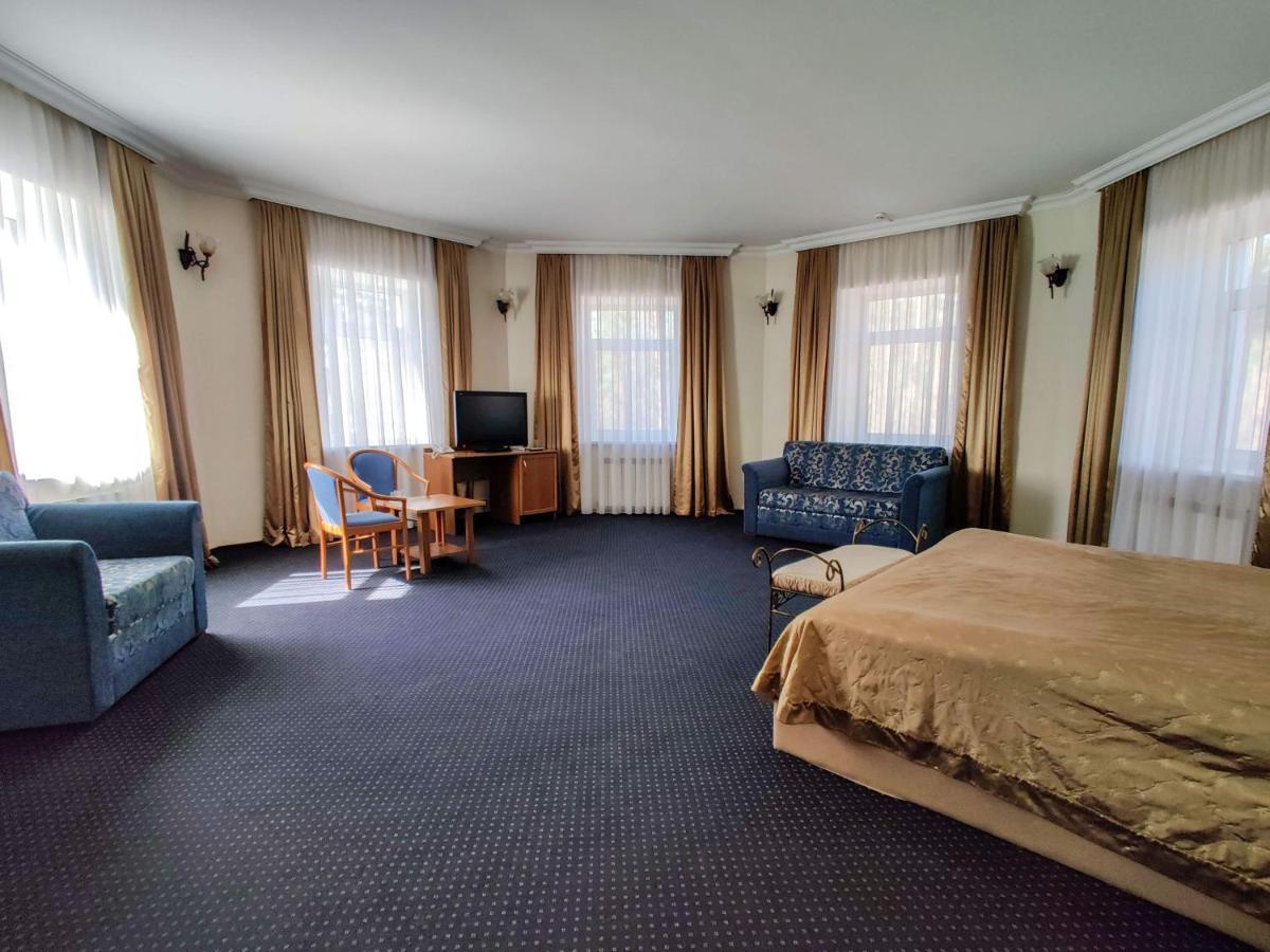 Заміський Комплекс "Пуща Лісна" Hotel Moschun Exterior photo